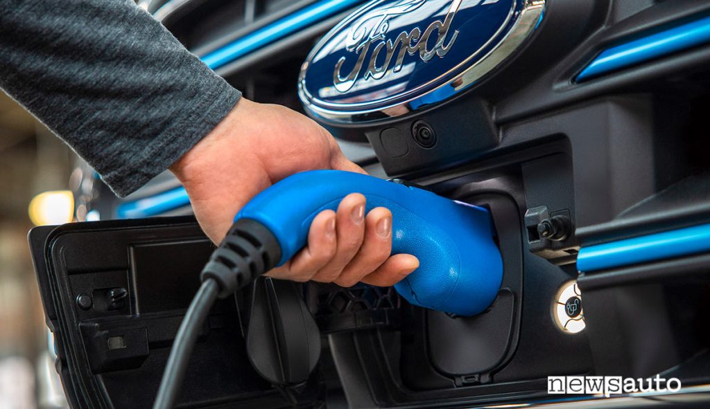 Presa di ricarica del Ford E-Transit furgone 100% elettrico