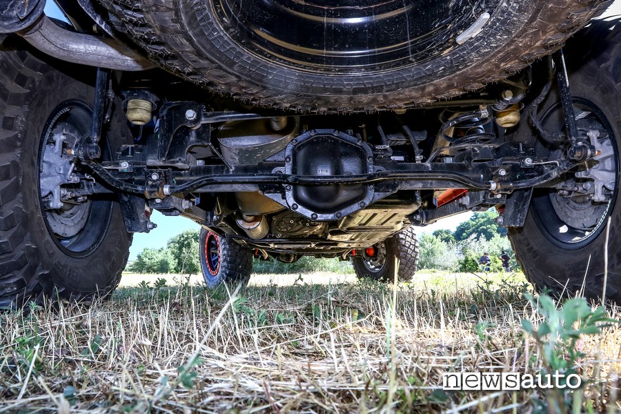 Dettagli ponte posteriore e sospensioni del Jeep Rubicon Gladiator JT 