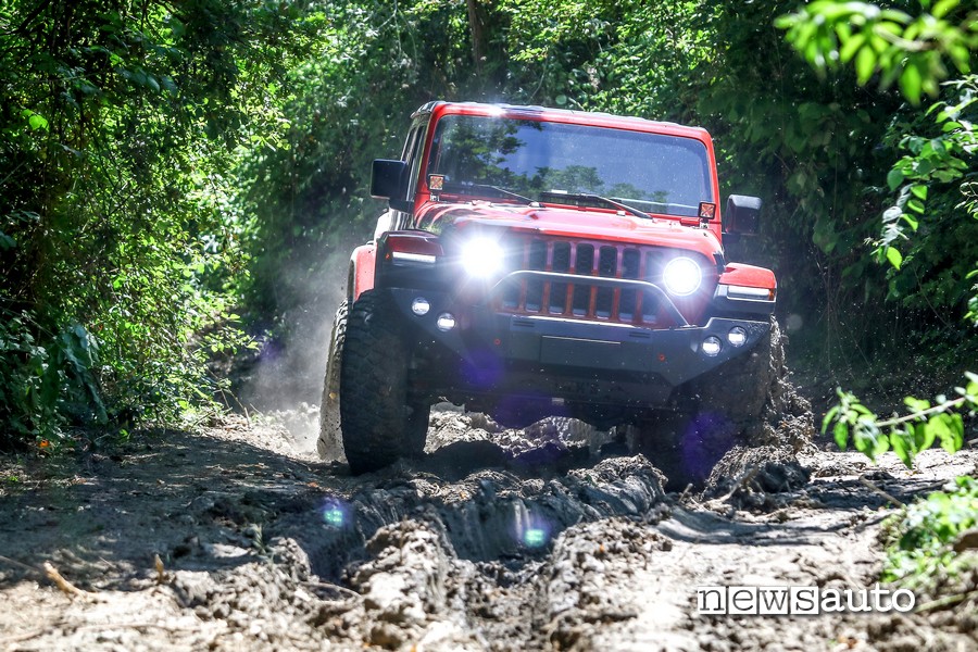 Attraversamento terreno sconnesso, twist e canaloni senza problemi con il Jeep Rubicon Gladiator JT