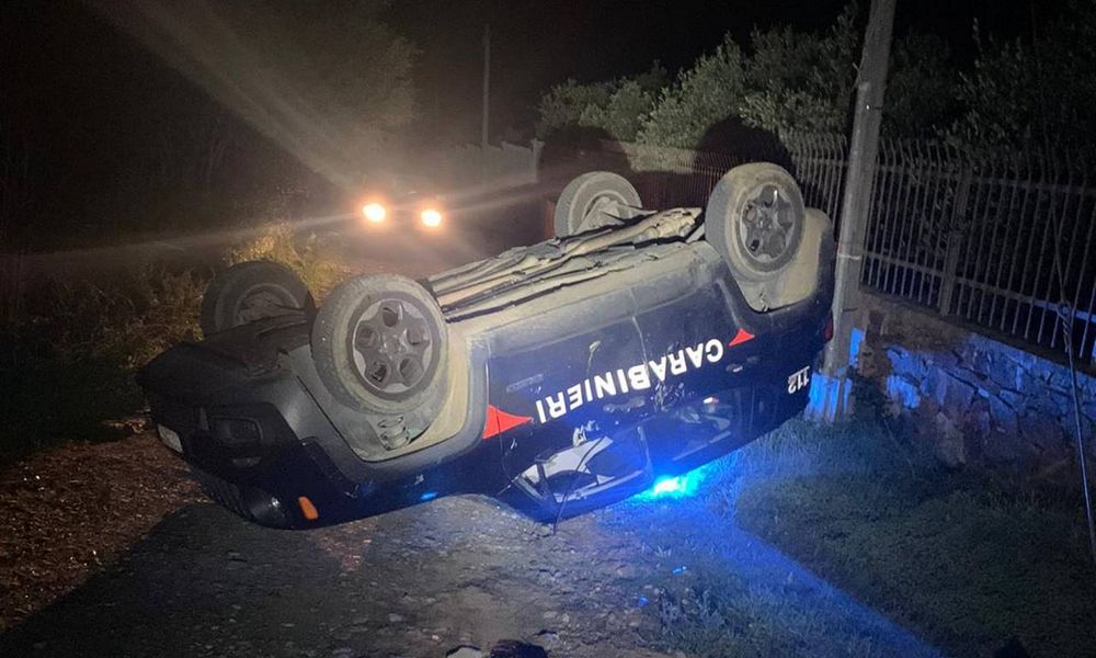 Patente ritirata, con la ruspa contro la Jeep dei Carabinieri