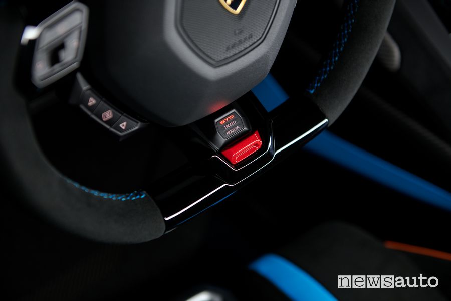 Modalità di guida ANIMA sul volante abitacolo Lamborghini Huracán STO