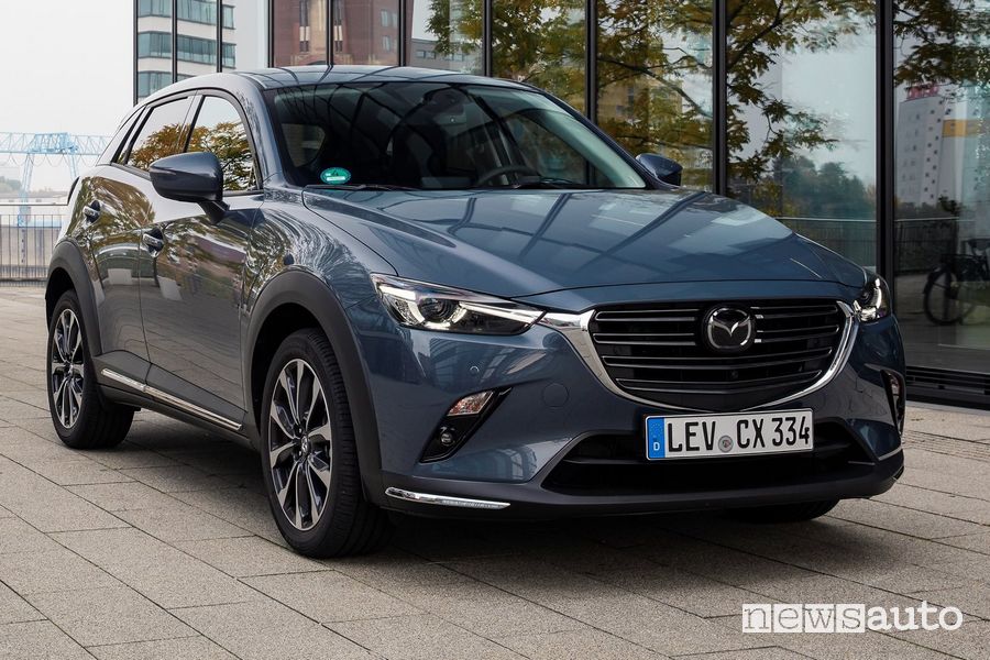Vista di profilo Mazda CX-3 2021 Polymetal Grey