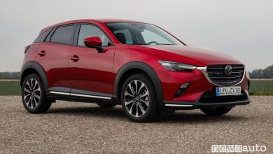 Vista di profilo Mazda CX-3 2021 Soul Red Crystal