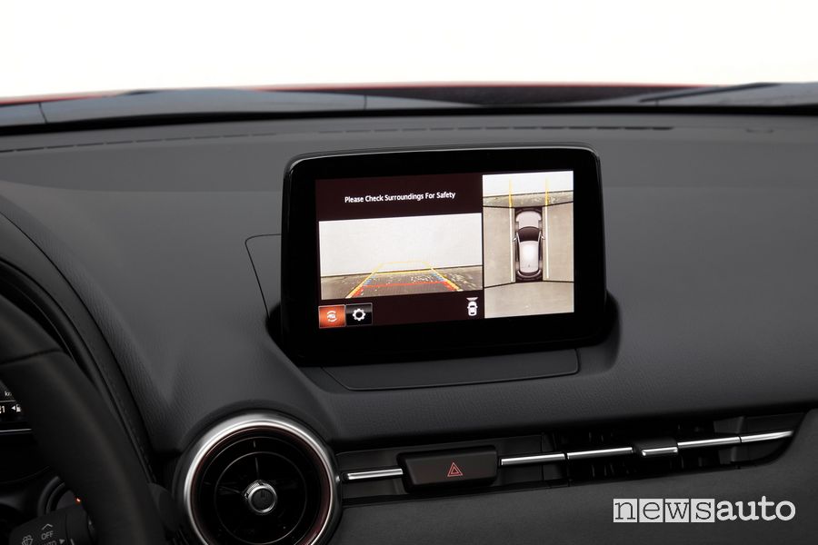 Immagini telecamera posteriore schermo 7” abitacolo Mazda CX-3 2021