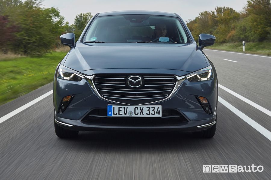 Vista frontale Mazda CX-3 2021 Polymetal Grey su strada