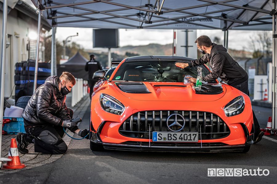 Mercedes-AMG GT Black Series ai box prima del giro record al Nurburgring