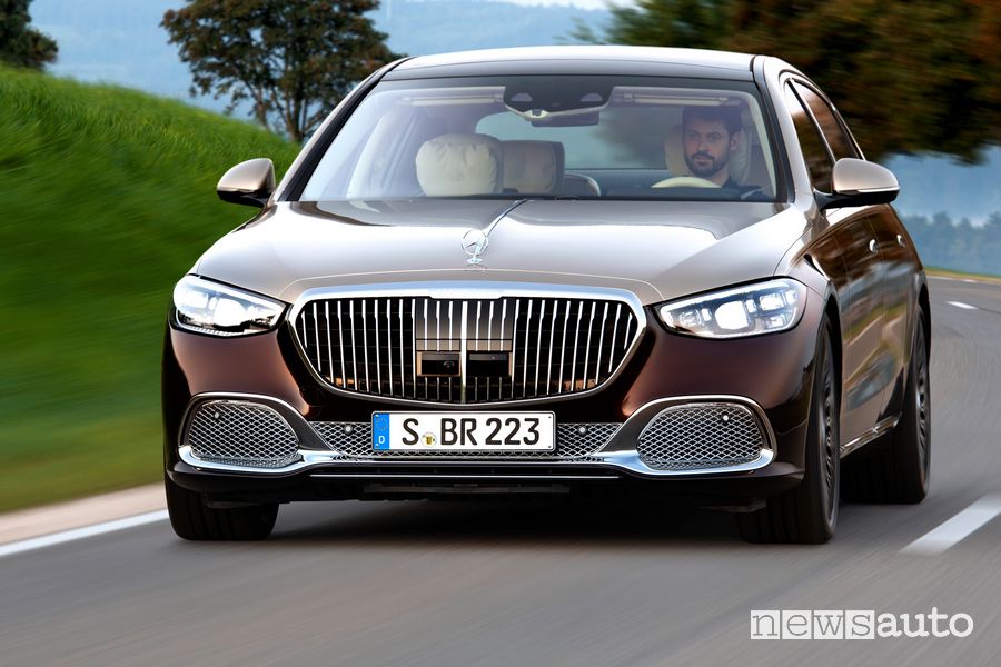 Vista anteriore Mercedes-Maybach Classe S su strada