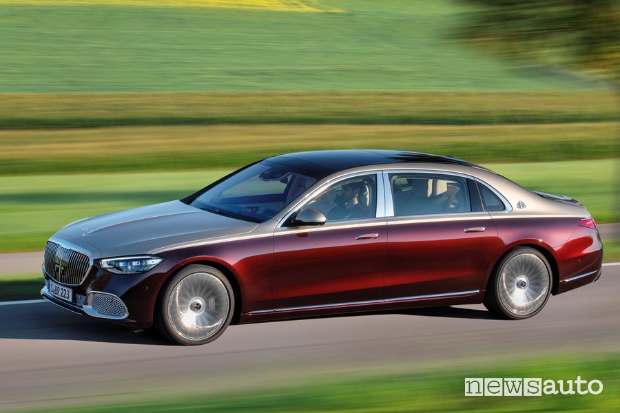 Vista laterale Mercedes-Maybach Classe S su strada