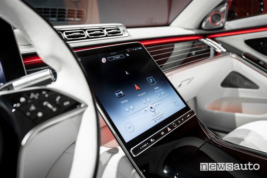 Schermo infotainment MBUX abitacolo Mercedes-Maybach Classe S