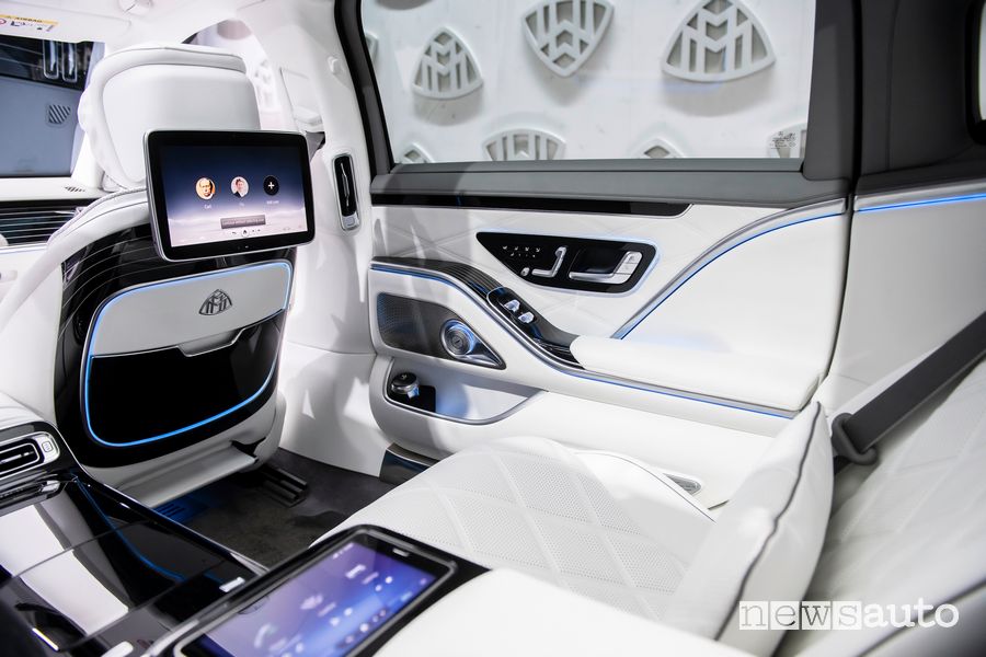 Schermi infotainment sedili posteriori abitacolo Mercedes-Maybach Classe S