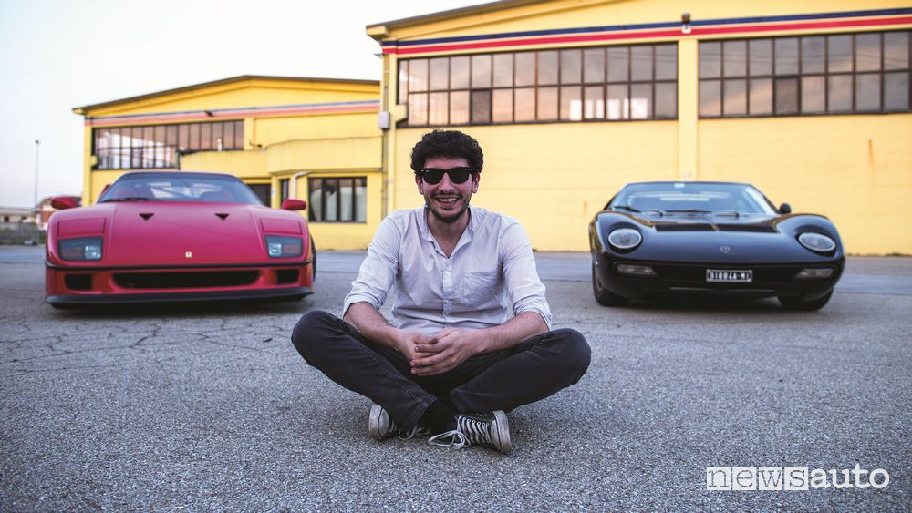 Davide Cironi fra la Ferrari F40 e la Lamborghini Miura