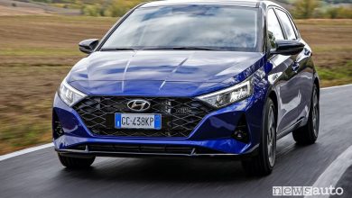Vista di profilo nuova Hyundai i20 su strada