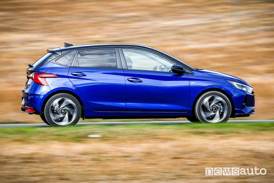 Vista laterale nuova Hyundai i20 su strada