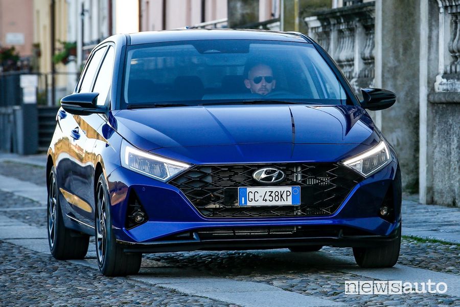 Vista anteriore nuova Hyundai i20 su strada