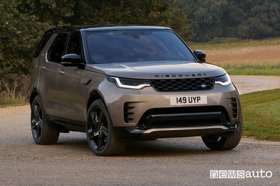 Nuovo Land Rover Discovery R-Dynamic in uscita da una curva
