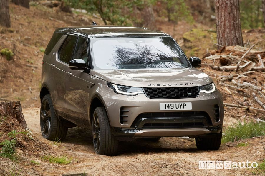 Vista anteriore nuovo Land Rover Discovery R-Dynamic sullo sterrato