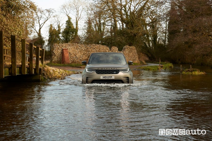 Guado nuovo Land Rover Discovery R-Dynamic in off road