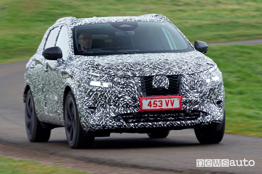 Vista anteriore prototipo nuovo Nissan Qashqai