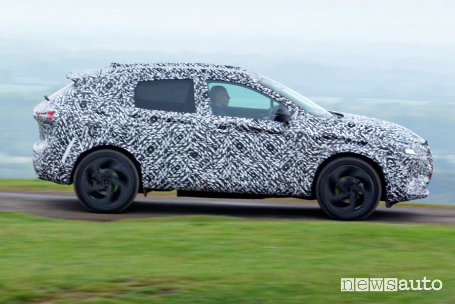 Vista laterale prototipo nuovo Nissan Qashqai