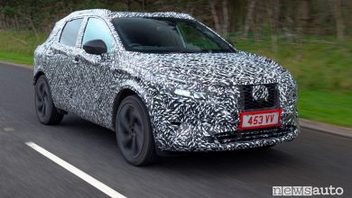 Vista anteriore prototipo nuovo Nissan Qashqai su strada