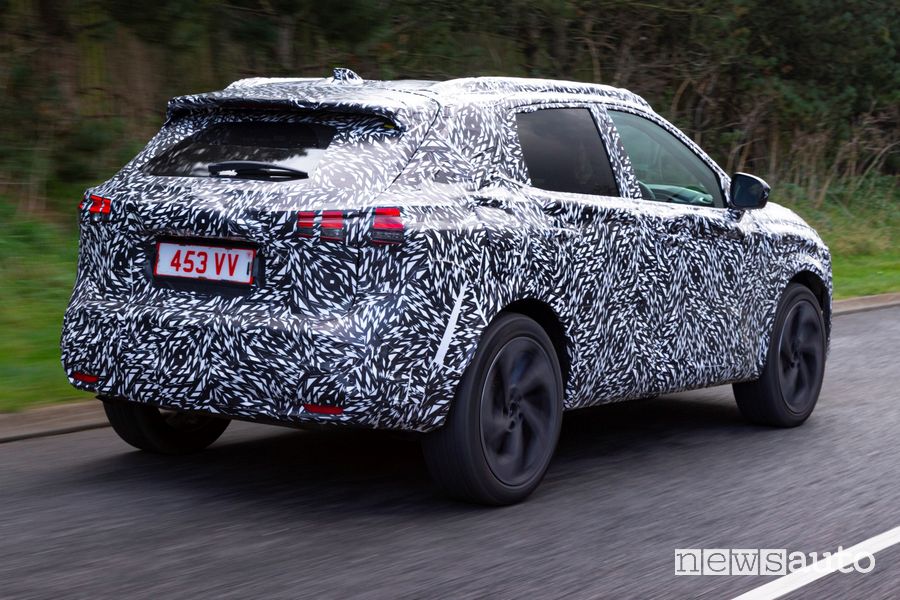 Vista posteriore prototipo nuovo Nissan Qashqai su strada