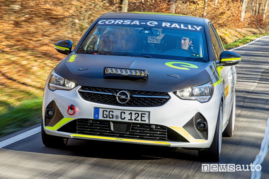 Vista anteriore Opel Corsa-e Rally test su strada