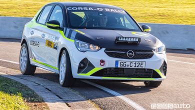 Vista anteriore Opel Corsa-e Rally test in pista