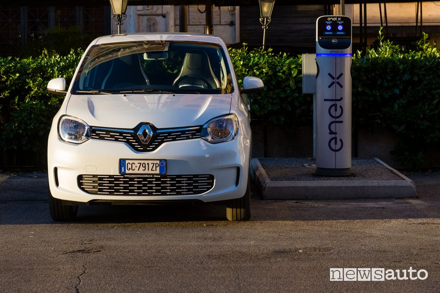 Ricarica da un colonnina Enel X Renault Twingo Electric
