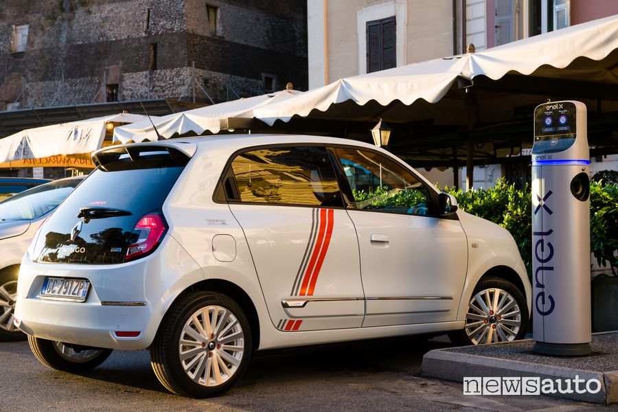 Ricarica da un colonnina Enel X Renault Twingo Electric