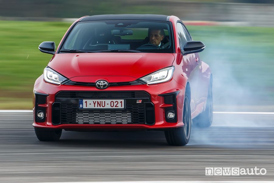 Toyota GR Yaris rossa in derapata in pista