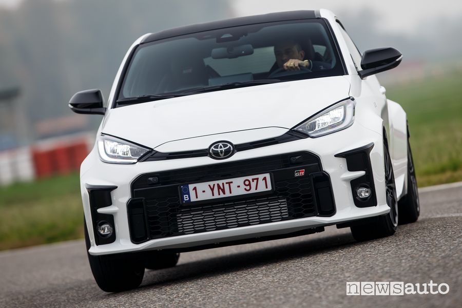 Vista anteriore Toyota GR Yaris bianca in pista