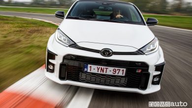 Vista anteriore Toyota GR Yaris bianca in uscita di curva in pista
