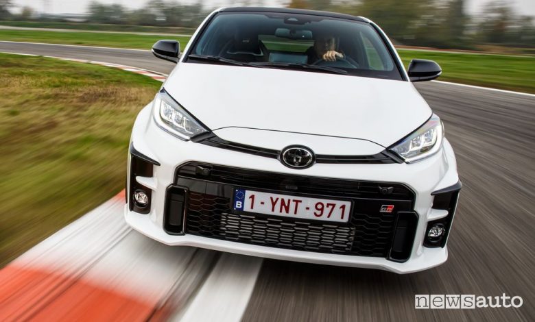 Vista anteriore Toyota GR Yaris bianca in uscita di curva in pista
