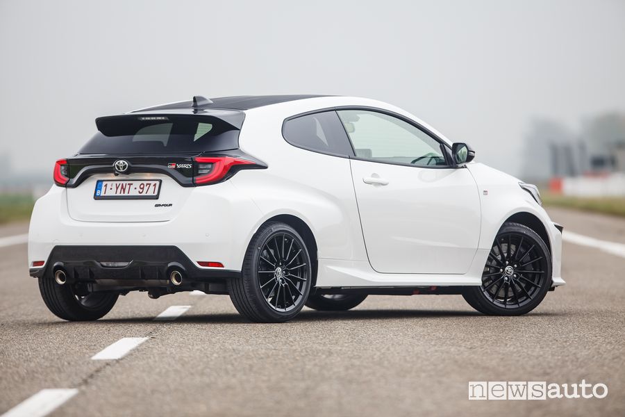 Vista posteriore Toyota GR Yaris bianca