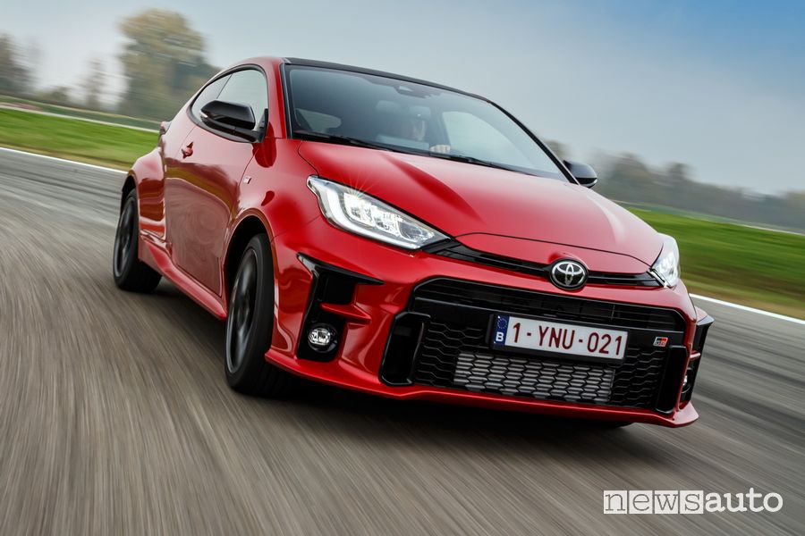 Vista anteriore Toyota GR Yaris rossa in pista