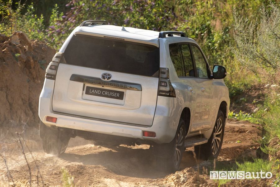 Vista posteriore Toyota Land Cruiser 2021 sullo sterrato