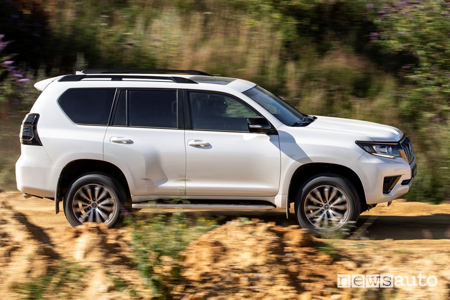 Vista laterale lato passeggero Toyota Land Cruiser 2021 sullo sterrato