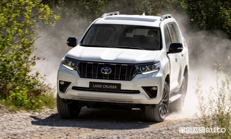 Frontale Toyota Land Cruiser 2021 sullo sterrato