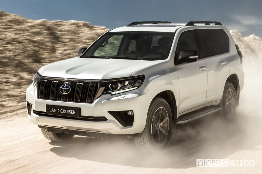 Vista di profilo Toyota Land Cruiser 2021 sullo sterrato
