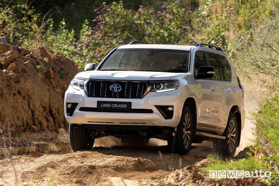 Vista anteriore Toyota Land Cruiser 2021 sullo sterrato