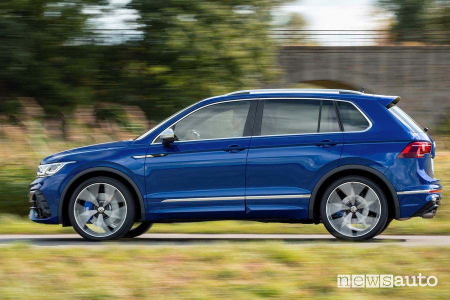 Vista laterale Volkswagen Tiguan R su strada
