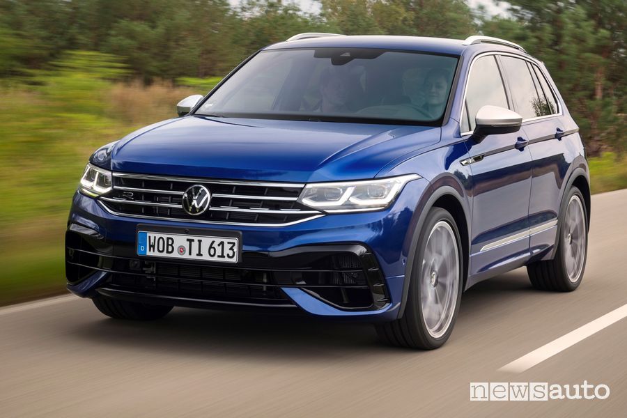 Vista anteriore Volkswagen Tiguan R su strada