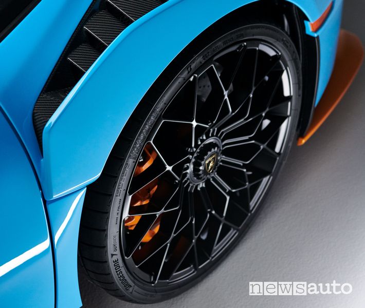 Cerchi Lamborghini Huracán STO su pneumatici Bridgestone Potenza