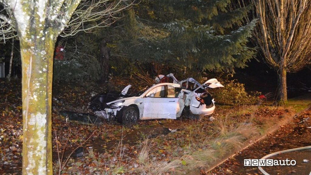 incidente tesla model 3 auto elettrica