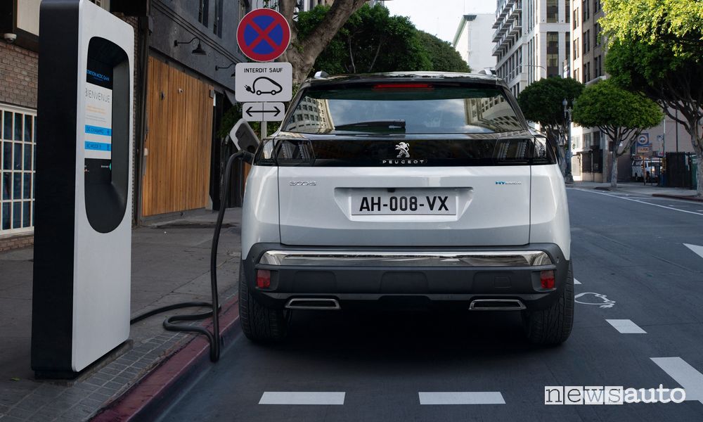 Cavo di ricarica rapida, di serie su Peugeot 3008 e 508 Hybrid