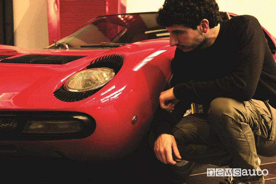 Davide Cironi con una Lamborghini Miura
