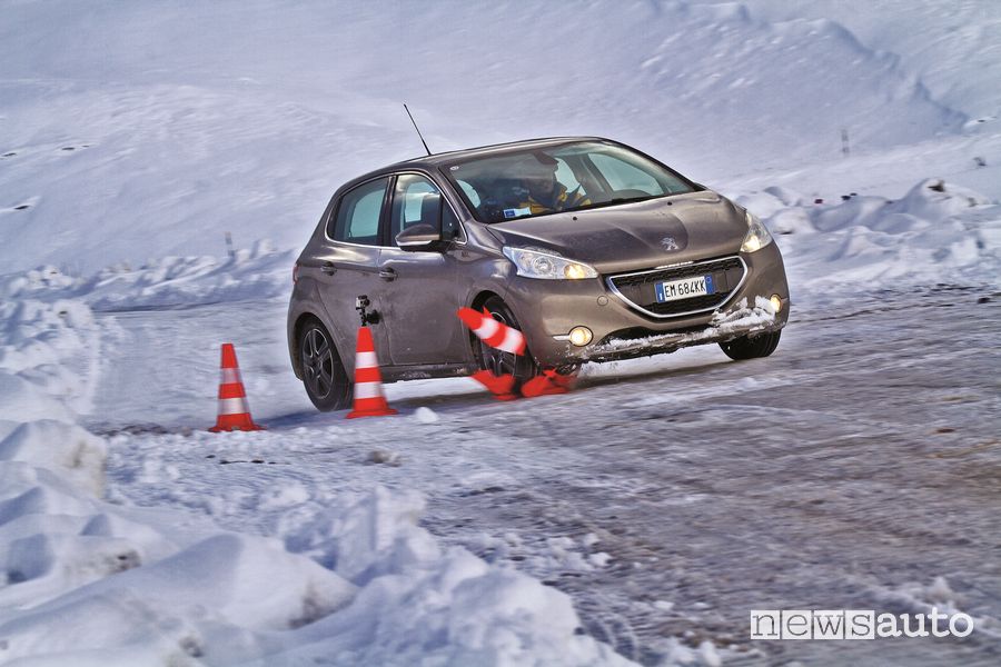 Test gomme invernali/estivi GT Radial fra i birilli, cambi di direzione