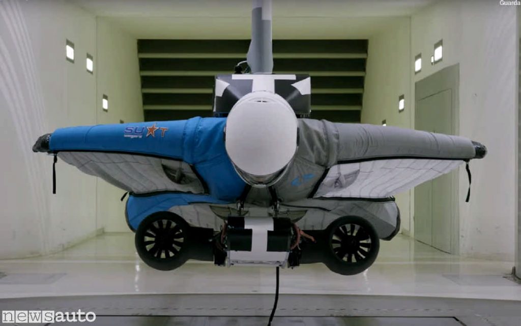 Tuta alare BMW con i motori in primo piano durante un test nella galleria del vento