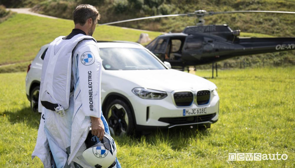 BMW vuole scioccare con l'elettrico ed elettrifica la tuta alare!