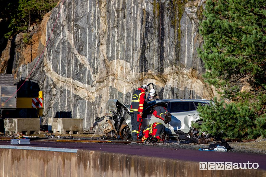 Impatto a terra di un''auto giù da una gru alta 30 metri